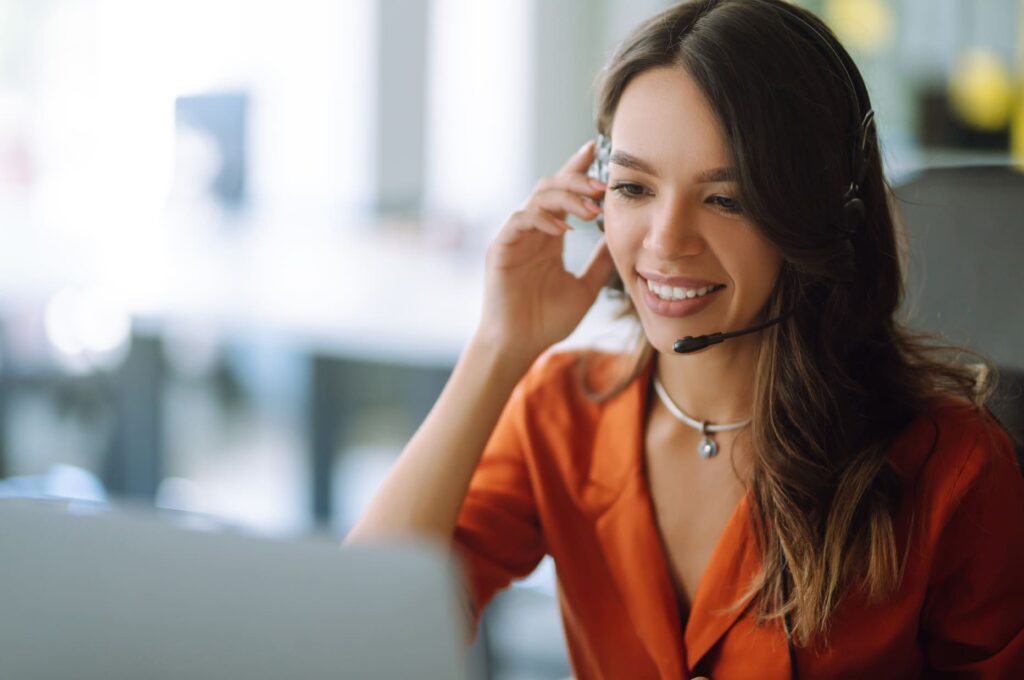 jeune femme avec un casque micro passant un appel